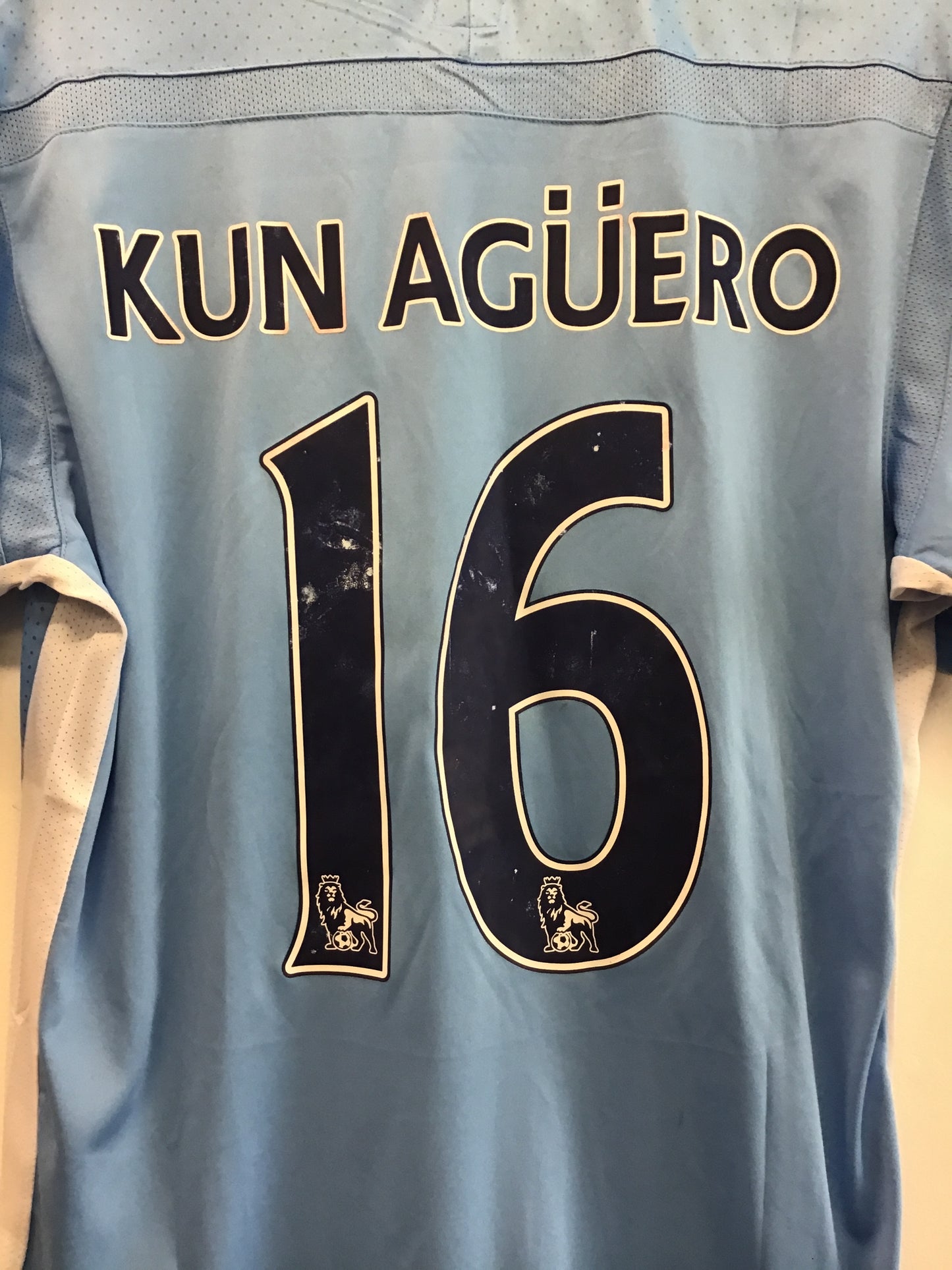 Umbro Manchester City Kun Aguero #16 Jersey, Size L